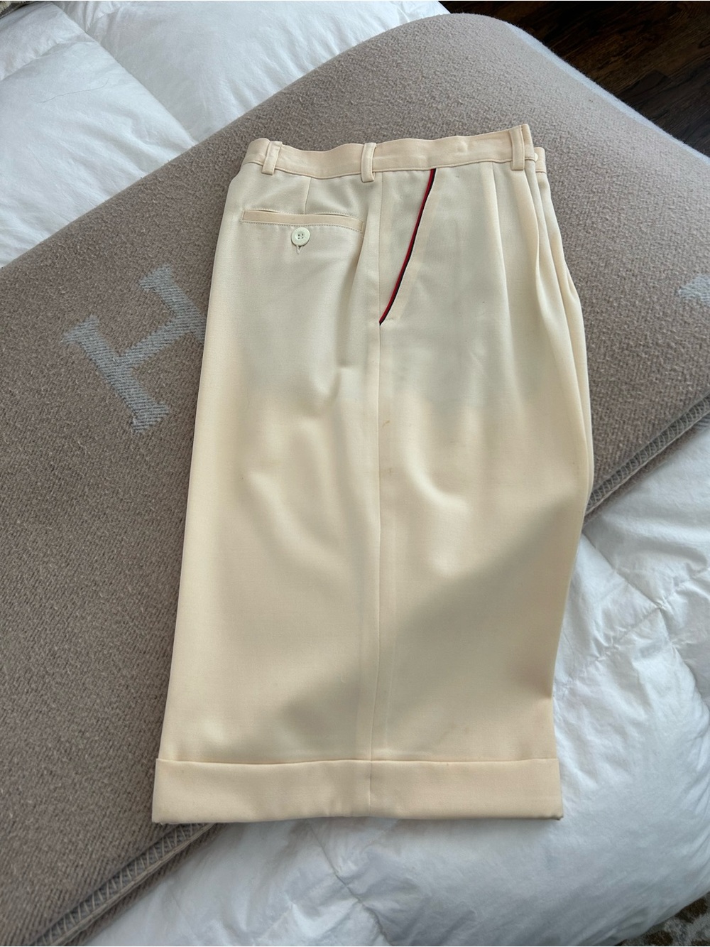 Gucci Cream vintage women’s pleated walking shorts w/ classic Red & green Piping